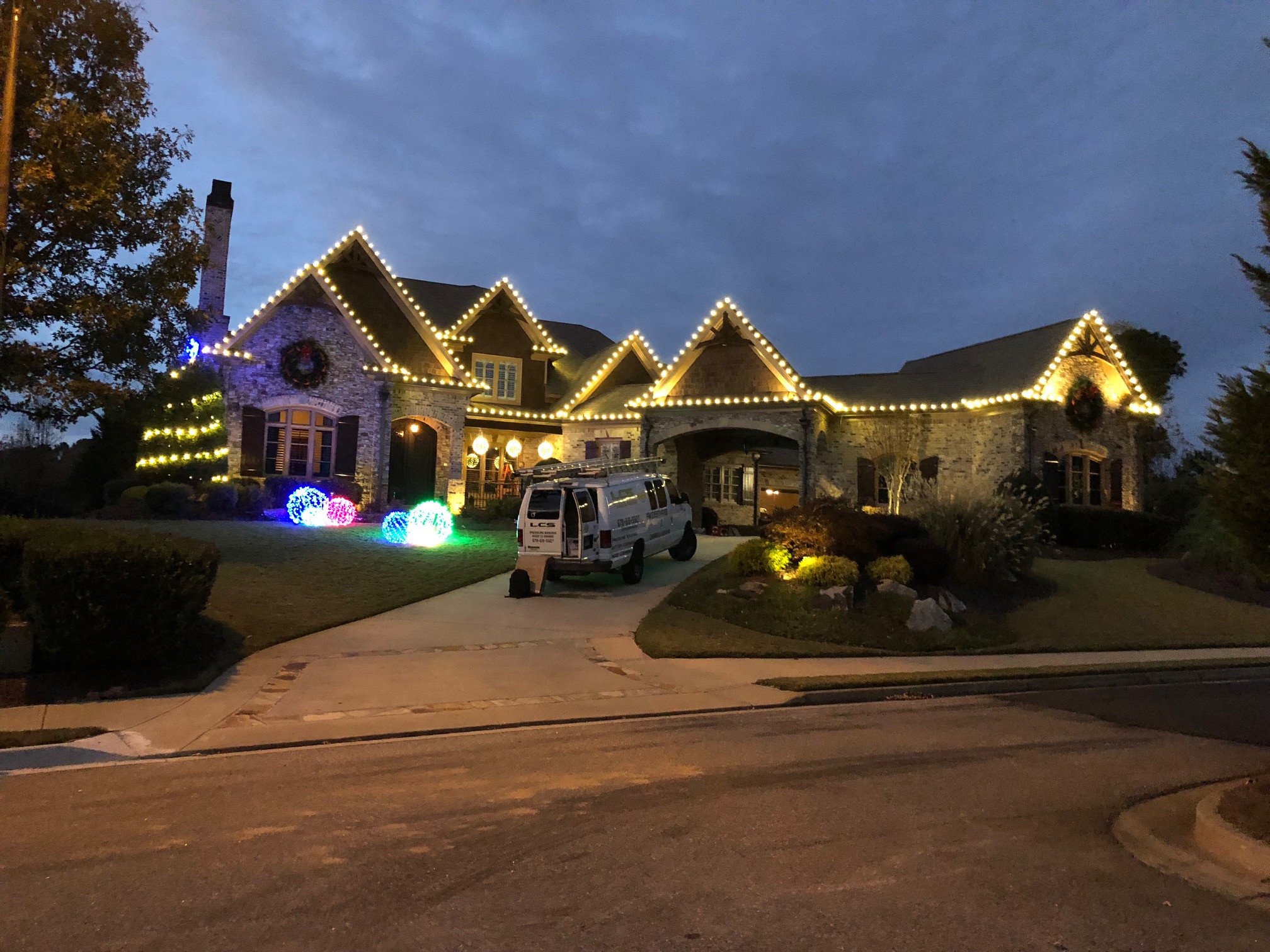Holiday lighting installation