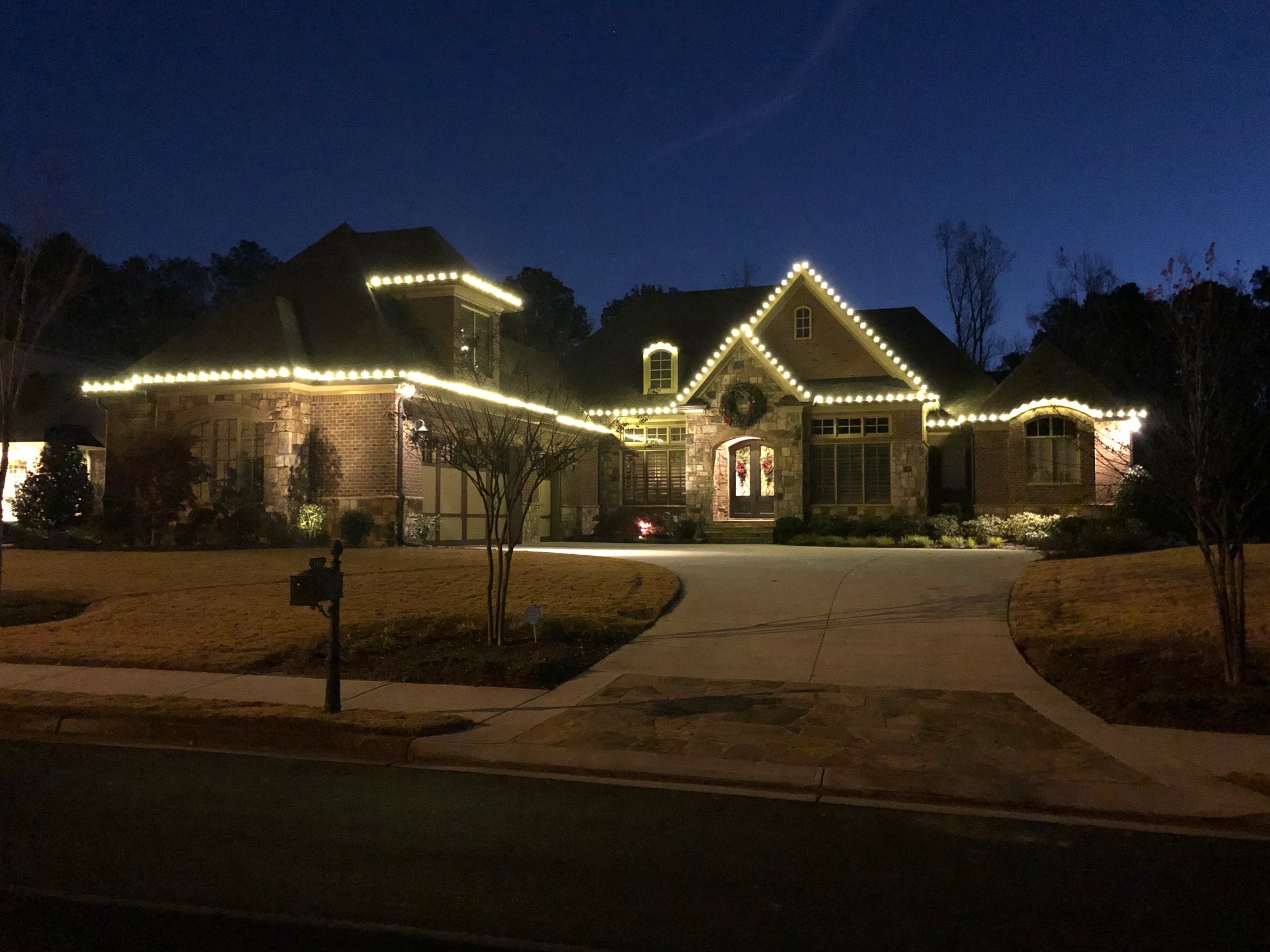 Holiday lighting installation