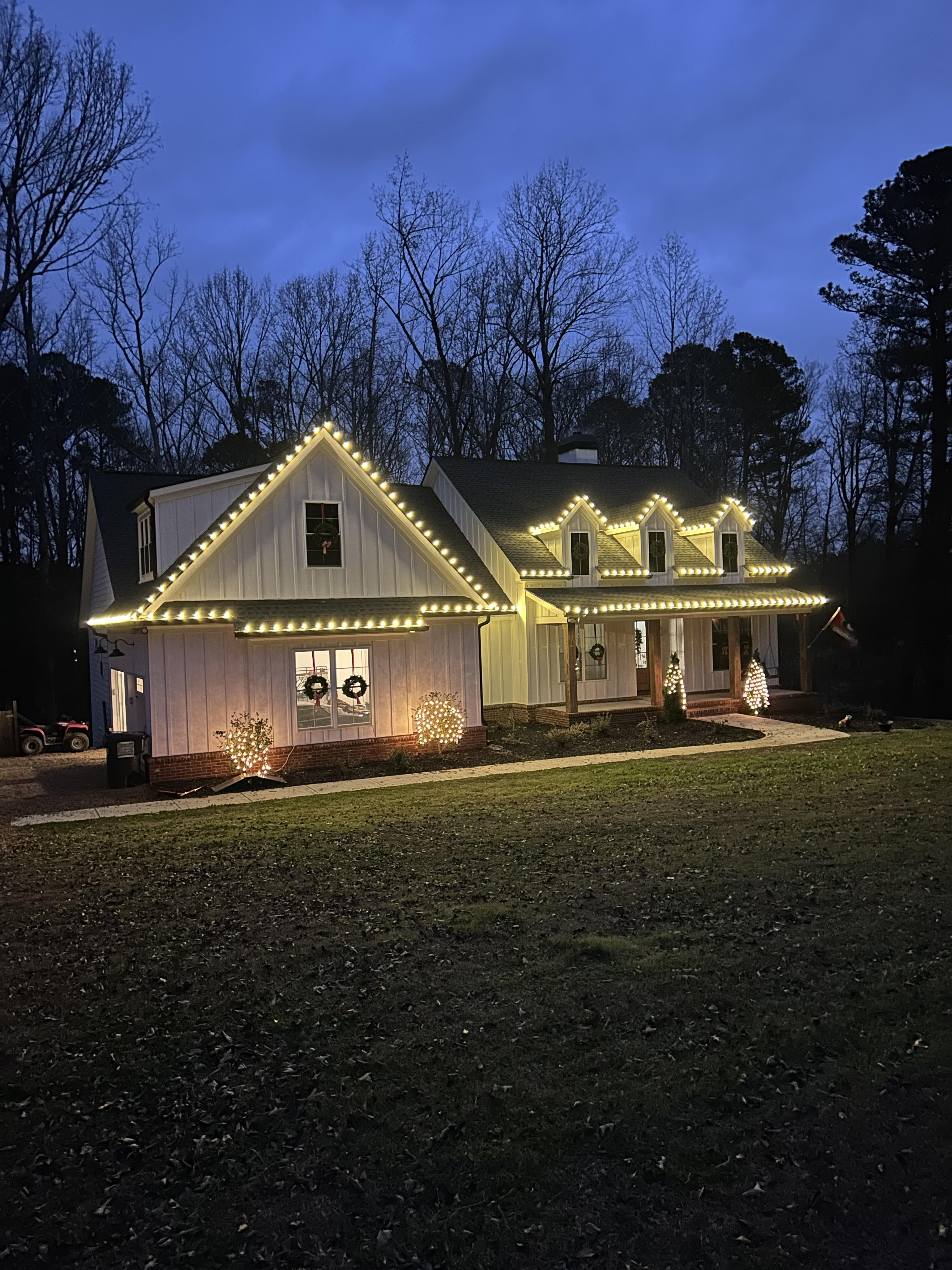 Holiday lighting installation